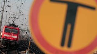 Regionalexpress der DB Deutsche Bahn Regio faehrt hinter einem Hinweisschild Stopp Betreten verboten kein Zugang im hauptbahnhof Frankfurt, Hessen, Deutschland  