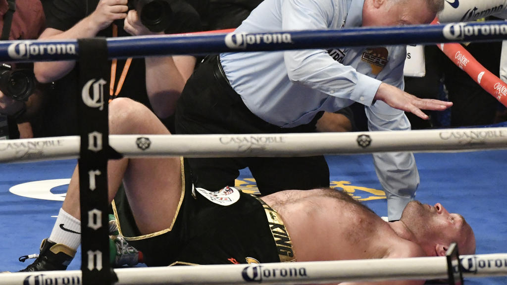 dpatopbilder - 01.12.2018, USA, Los Angeles: Boxen: Profis - WBC-WM Schwergewicht Wilder (USA) - Fury (Großbritannien) im Staples Center. Tyson Fury liegt in der zwölften Runde niedergeschlagen am Boden während der Ringrichter ihn anzählt. Foto: Gene
