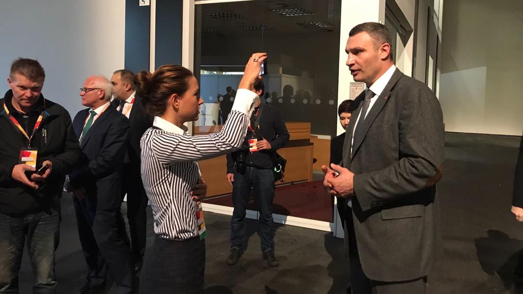 Vitali Klitschko im Interview mit RTL-Reporterin Franca Lehfeld
