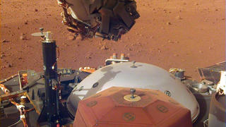 04.12.2018, ---, Mars: Die Mars-Sonde InSight auf dem roten Planeten. Gut zu erkennen sind Instrumente auf der Oberfläche der Sonde. Die Aufnahme stammt von einer Kamera am Roboterarm der Sonde. Auf ihrer Website veröffentlichte die Nasa am 07.12.2018 (Ortszeit) Tonaufzeichnungen, die von der Sonde «InSight» auf dem Mars gemacht wurden. (Zu dpa «Mars-Sonde «InSight» zeichnet Mars-Geräusche auf») Foto: NASA/JPL-Caltech/dpa - ACHTUNG: Nur zur redaktionellen Verwendung und nur mit vollständiger Nennung des vorstehenden Credits +++ dpa-Bildfunk +++
