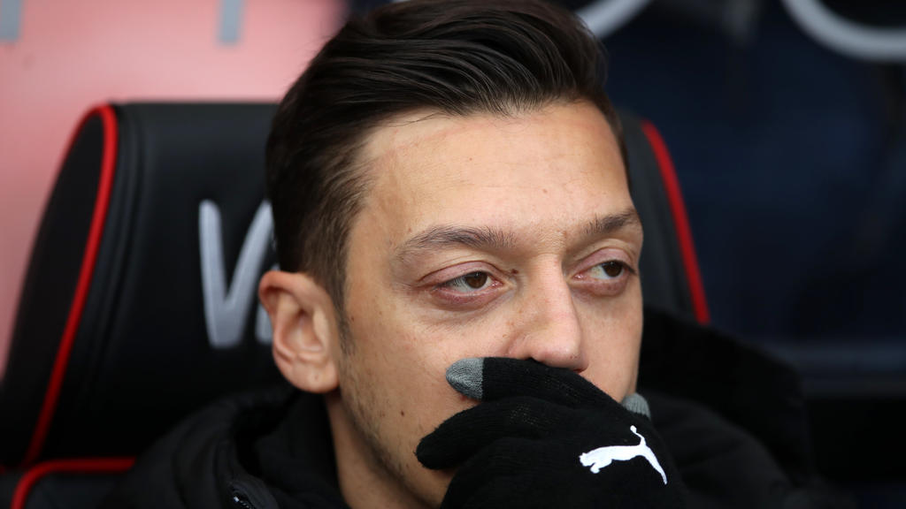 25.11.2018, Großbritannien, Bournemouth: Fußball: Premier League, 13. Spieltag, AFC Bournemouth - FC Arsenal. Arsenals Mesut Özil sitzt zu Spielbeginn auf der Bank. Foto: John Walton/PA Wire/dpa +++ dpa-Bildfunk +++