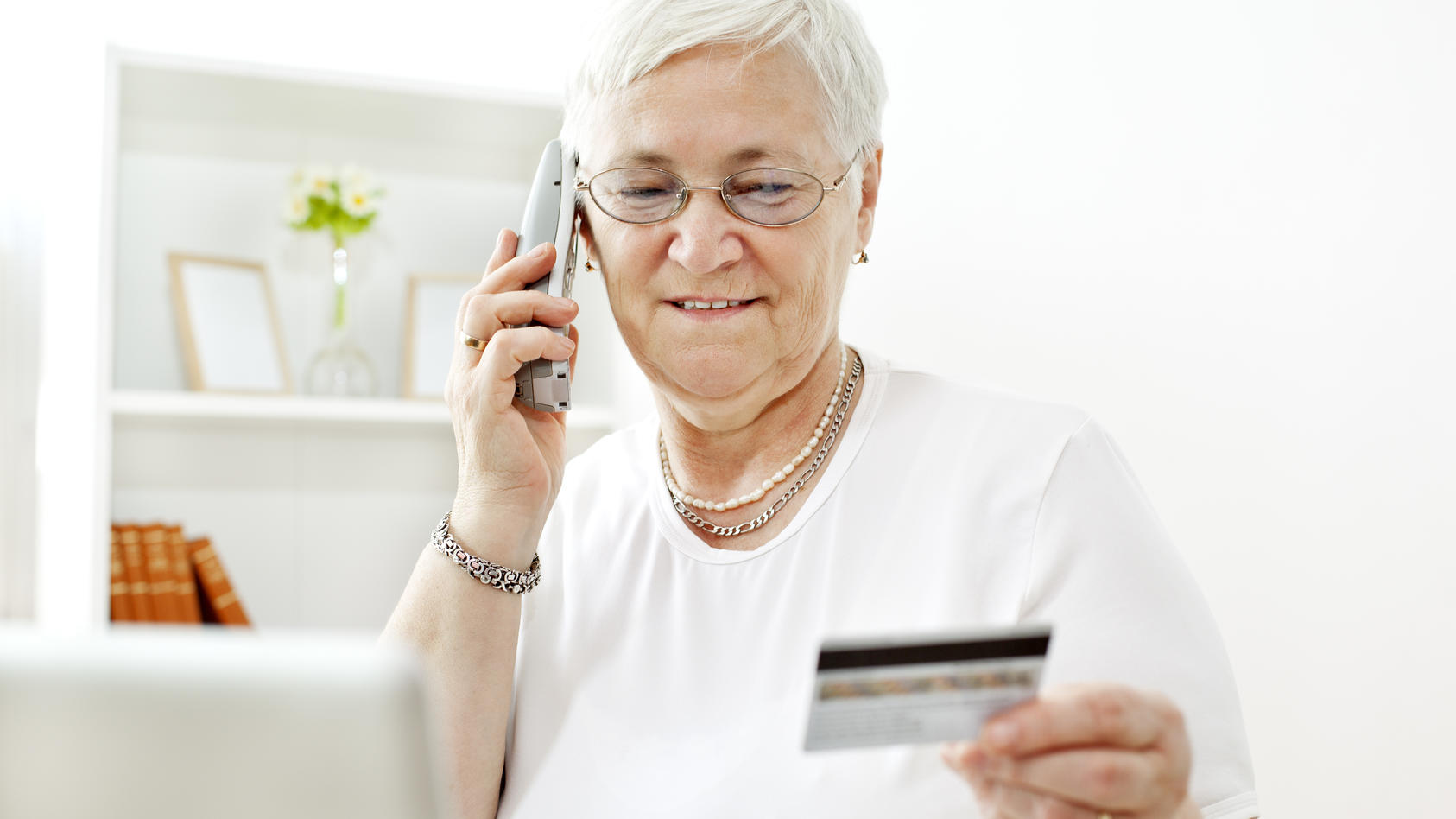 Kundin bestellt per Telefon