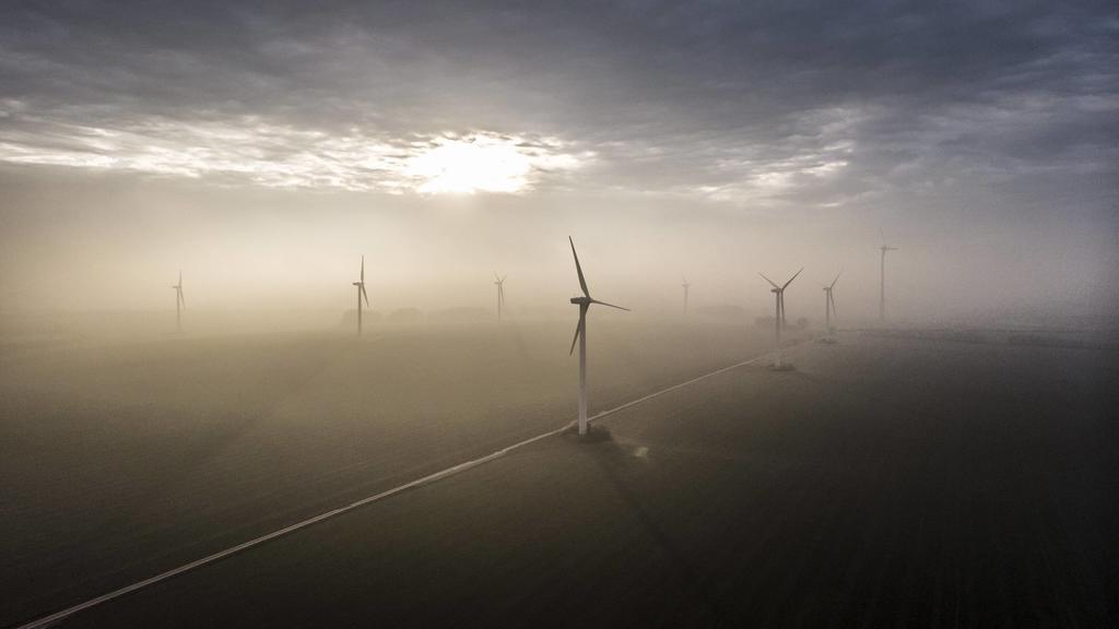 Windraeder, aufgenommen im Nebel und untergehender Sonne. Vierkirchen, 18.11.2018. Vierkirchen Deutschland *** Windmills photographed in fog and setting sun Vierkirchen 18 11 2018 Vierkirchen Germany PUBLICATIONxINxGERxSUIxAUTxONLY Copyright: xFloria