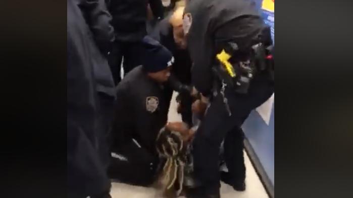 Eine Zeugin filmte den Polizeieinsatz in einer New Yorker Sozialeinrichtung.