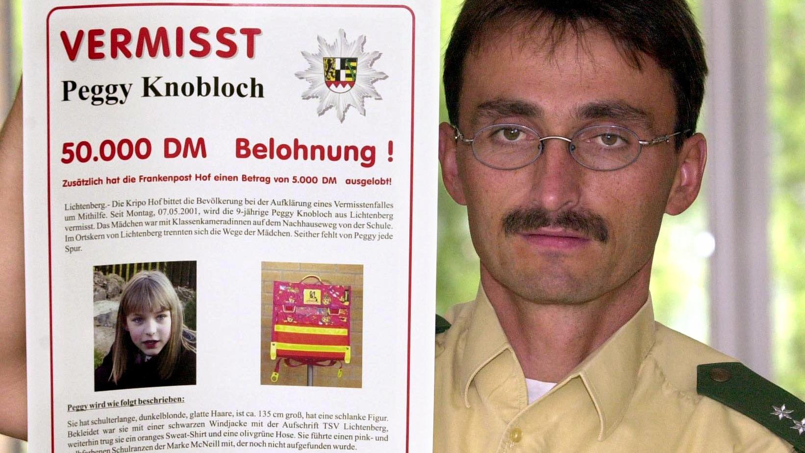 Der Polizeibeamte Klaus Bernhardt zeigt am 9.7.2001 in der Poizeidirektion Hof das neue Plakat, mit dem nach der vermissten Peggy Knobloch gesucht wird. In Kürze sollen solche Plakate in jeder Polizeidienststelle in Deutschland aushängen, insgesamt 2