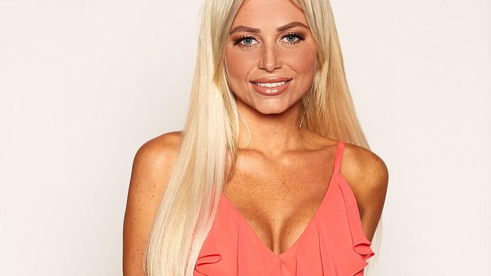 Jade Übach ist immer on fire. Kann sie den Bachelor für sich gewinnen?