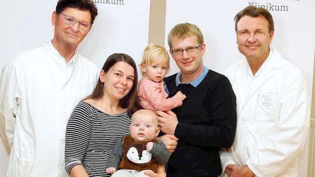 Baby Jan mit seinen Eltern und den Ärzten
