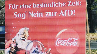 Holidays are coming: Das Coca-Cola-Fake-Plakat gegen die AfD in Berlin