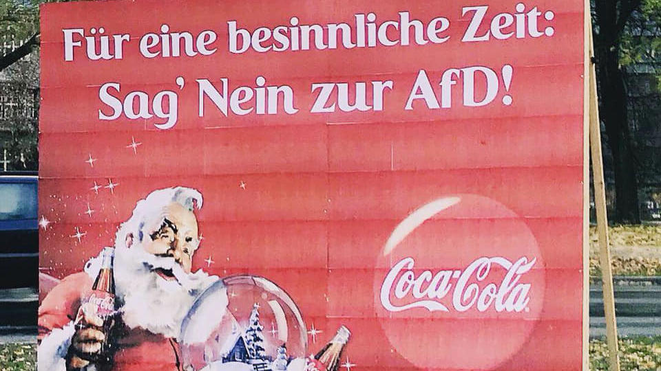 Das Coca-Cola-Fake-Plakat gegen die AfD in Berlin