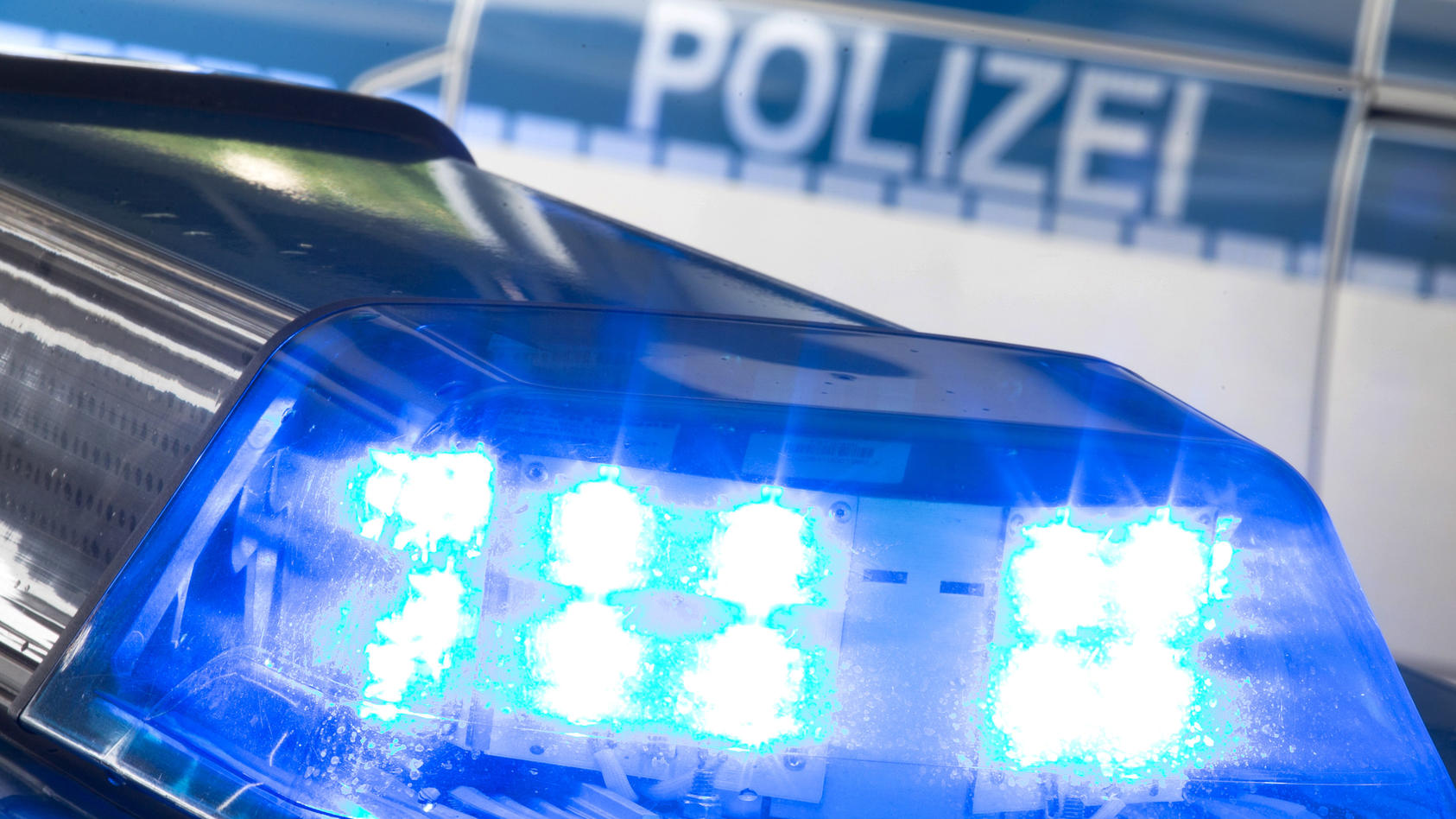ARCHIV - 27.07.2015, Osnabrück: ILLUSTRATION - Eine Blaulicht leuchtet auf dem Dach eines Polizeiwagens.   (zu dpa «Eingebrochen, abgestürzt, festgenommen - Kuriose Kriminalfälle 2018» vom 14.12.2018) Foto: Friso Gentsch/dpa +++ dpa-Bildfunk +++