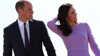 Happy Family: Auf Instagram präsentieren Herzogin Kate und Prinz William jetzt ihre ganze Familie im brandneuen Familienportrait.