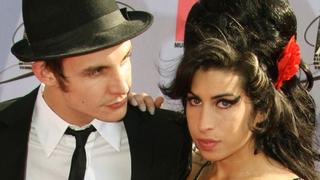 ARCHIV - Die Sängerin Amy Winehouse und ihr Ehemann Blake Fielder-Civil kommen in Los Angeles zur Verleihung der MTV Movie Awards (Archivfoto vom 03.06.2007). Die skandalumwitterte britische Sängerin Amy Winehouse (25) und ihr Ehemann Blake Fielder-Civil (27) haben sich scheiden lassen. Ein Gericht in London gewährte Fielder-Civil am Donnerstag (16.07.2009) eine Scheidung im Schnellverfahren. Fielder-Civil hatte die Scheidung im Januar nach monatelangen Spekulationen um das Ende der Ehe eingeleitet. Als Grund gab er damals Amys angebliche Untreue an. Das Paar war seit Mai 2007 verheiratet, friedlich ging es in der Ehe aber selten zu. Foto: Hubert Boesl   +++(c) dpa - Bildfunk+++