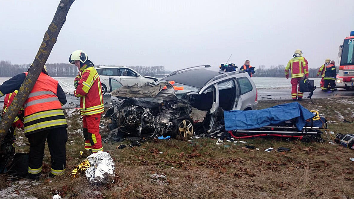 16.12.2018, Thüringen, Erfurt: Nach einem Unfall auf der B7 zwischen Erfurt und dem Abzweig Frienstedt stehen die beschädigten Autos neben und auf der Straße. Bei dem Unfall kamen drei Menschen ums leben, zwei Kinder im Vorschul- und Grundschulalter 