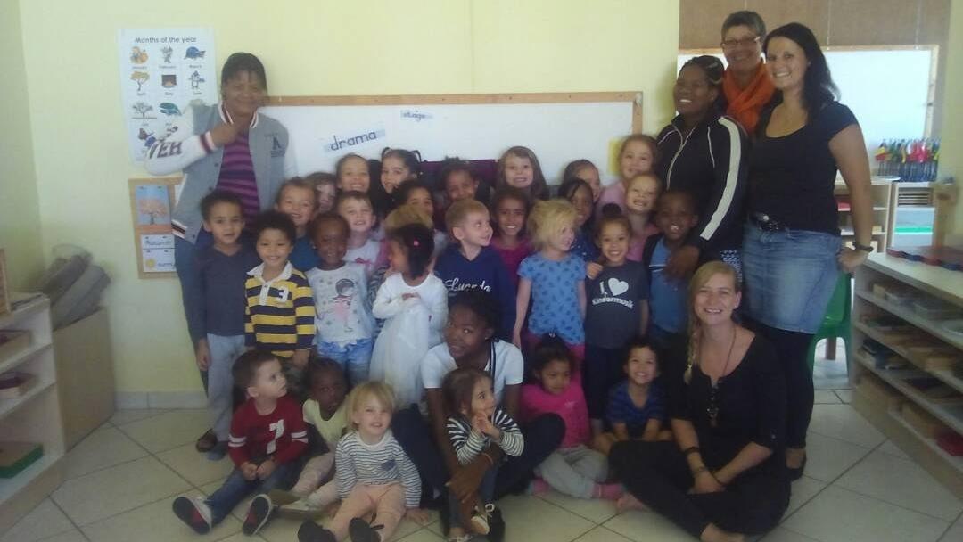 "Granny" Sabine Seyfert auf ungewöhnlicher Mission in einem Kindergarten in Namibia.