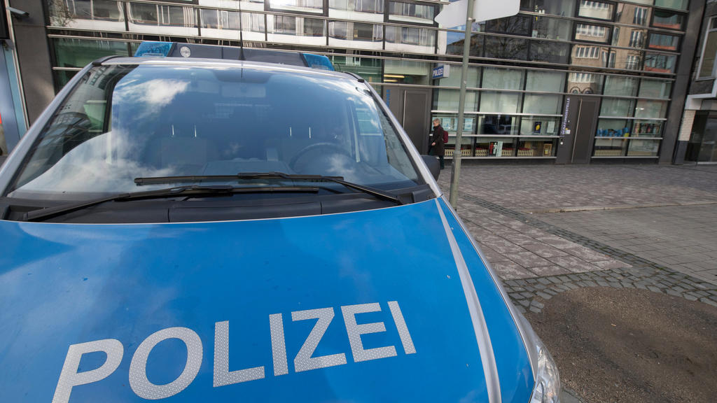 ARCHIV - 11.12.2018, Hessen, Frankfurt/Main: Ein Polizeifahrzeug steht vor dem 1. Polizeirevier auf der Zeil. (zu dpa «Rechtes Netzwerk in der Polizei - Landeskriminalamt eingeschaltet» vom 17.12.2018) Foto: Boris Roessler/dpa +++ dpa-Bildfunk +++