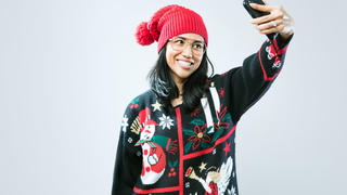 Frau im Ugly Christmas Sweater