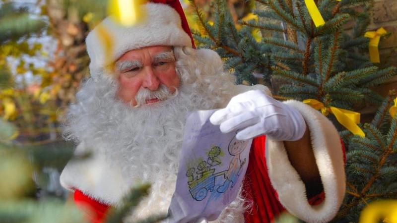 Gut drei Viertel der Menschen in Deutschland (76 Prozent) haben laut einer Umfrage früher den Weihnachtsmann oder das Christkind hinter den Geschenken vermutet. Foto: Patrick Pleul
