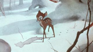 "Bambi"mutterseelenallein im tief verschneiten Wald. Der Trickfilm-Klassiker des US-amerikanischen Regisseurs, Zeichners und Produzenten Walt Disney erzählt die Geschichte des kleinen Rehs "Bambi", das seine Mutter durch Jäger verliert. Fortan streift es allein durch die Wälder und besteht mit einigen Freunden allerlei Abenteuer. Erwachsen geworden wird es Leittier einer Herde. Der Film kam 1942 in die Kinos.