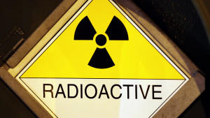 In Australien ist eine gefährliche radioaktive Kapsel verloren gegangen. Sie gehörte zu einem Gerät, das vermutlich beim Transport auf der 1.400 Kilometer langen Strecke zwischen einem Bergbaugebiet und der Stadt Perth herunterfiel