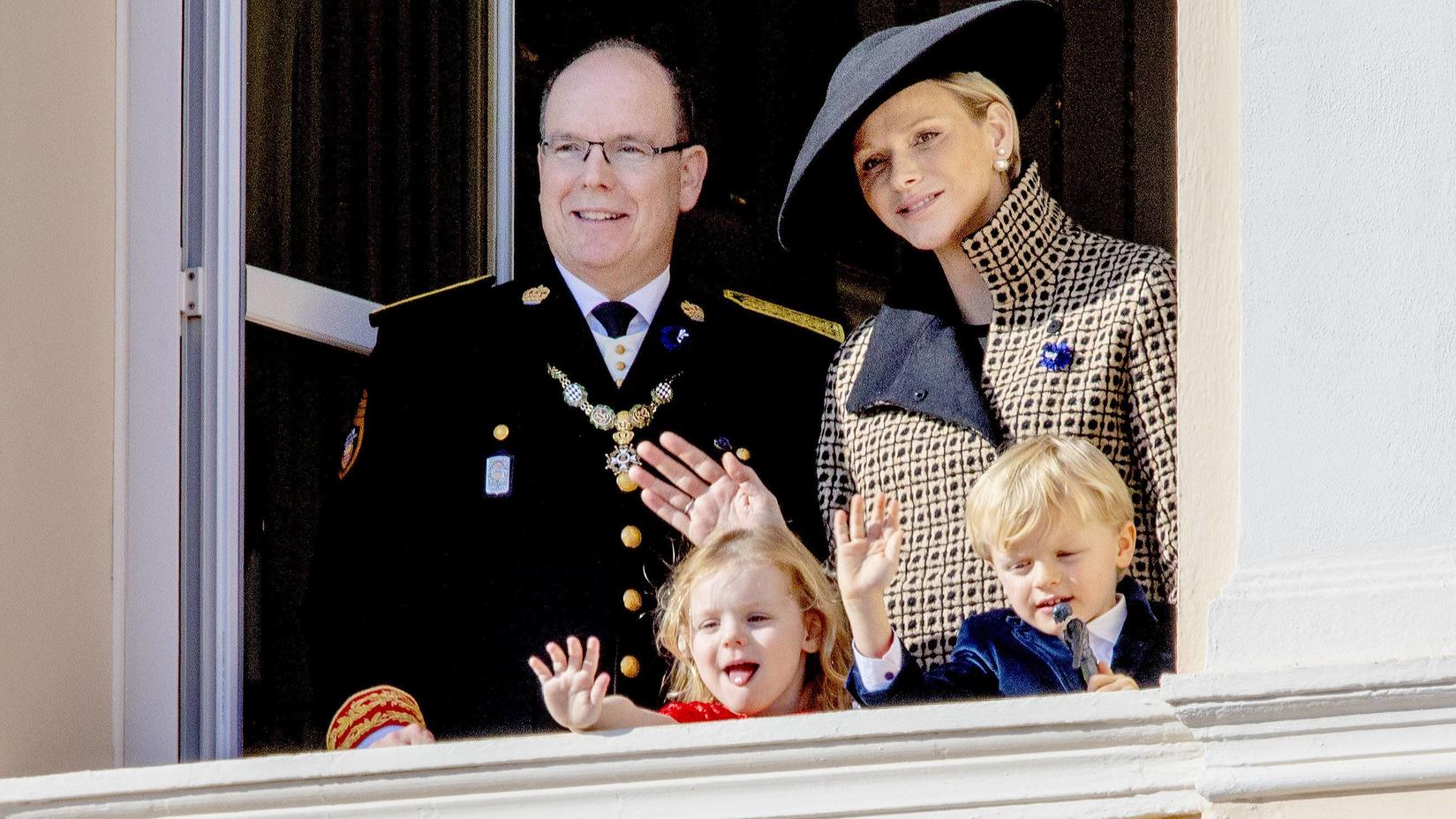 charlene-von-monaco-ganz-privat-mit-ihren-zwillingen-zuckersuesse-ostergruesse