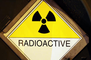 ARCHIV  -Ein Schild warnt an einem Castor-Transport vor Radioaktiver Strahlung am 16.02.2011 in Magdeburg. Der Atomunfall in Japan hat die Diskussion um die Risiken der Atomkraft neu entfacht. Foto: Jan Woitas dpa/lah  +++(c) dpa - Bildfunk+++