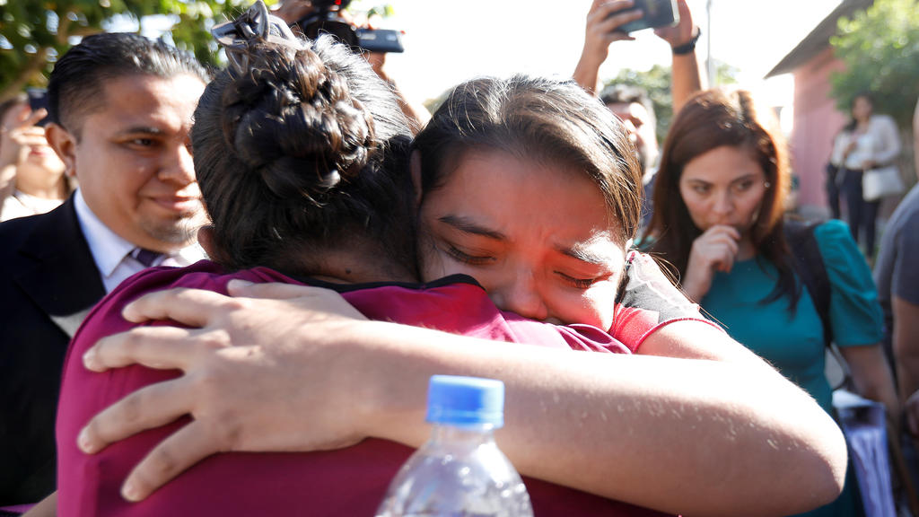 Imelda Cortez hat Tränen in den Augen, als ihre Mutter sie nach dem Freispruch vor dem Gerichtsgebäude in den Arm nimmt.