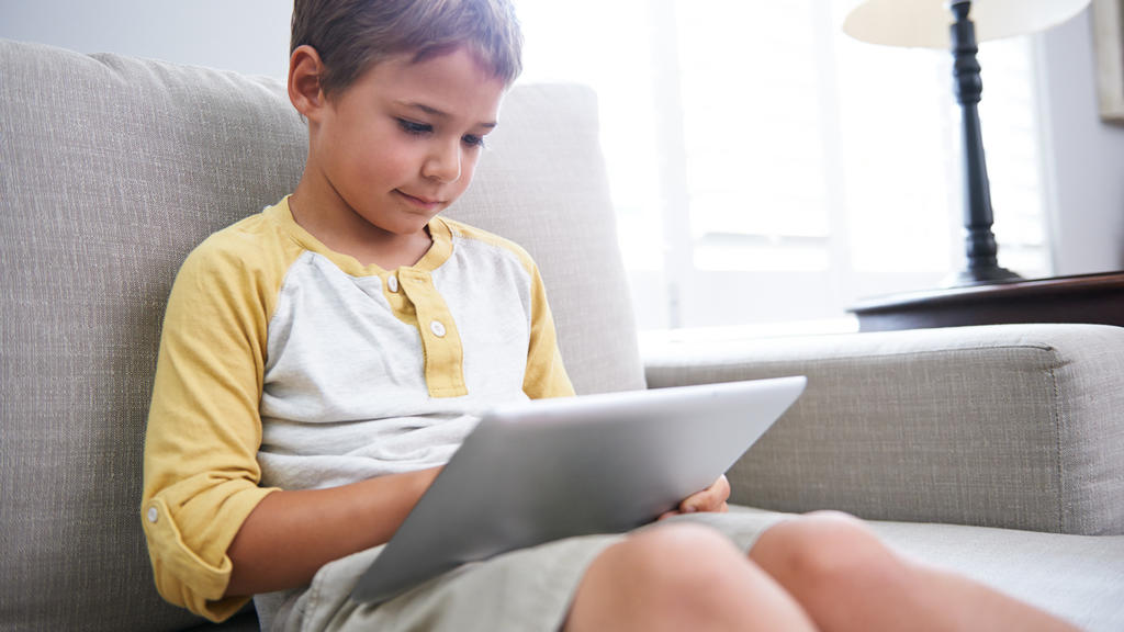 Haltungsschäden und Bewegungsmangel sind mögliche Folgen von zu viel Zeit an Tablet und Smartphone.