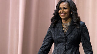 So haben wir Michelle Obama noch nie gesehen! Bei einem gemeinsamen Event mit Sarah Jessica Parker tauchte sie in gold-glitzernden Boots auf. Kaufpreis: 3000 US-Dollar.