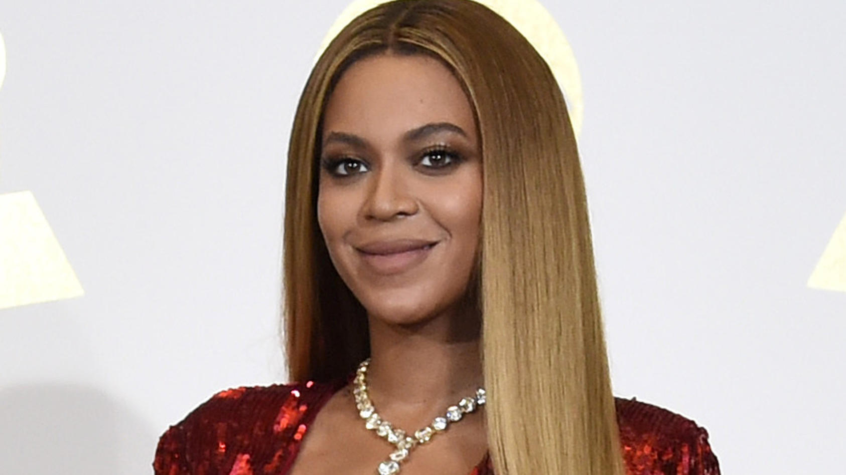 ARCHIV - 12.02.2017, USA, Los Angeles: Sängerin Beyonce bei der 59. Grammy-Verleihung. Beyonce hat Details über die schwierige Geburt ihrer Zwillinge vor gut einem Jahr öffentlich gemacht. (zu dpa "Beyonce: Zwillinge kamen mit Not-Kaiserschnitt zur W