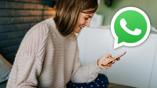 Frau mit Smartphone und Whatsapp-Symbol