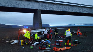 HANDOUT - 27.12.2018, Island, Skeidararsandur: Das Foto, welches vom Reiseleiter Adolf Erlingsson zur Verfügung gestellt wurde, zeigt Rettungskräfte im Einsatz an einem Auto. Der Geländewagen war zuvor von einer Brücke gestürzt. (zu dpa «Touristen stürzen mit Auto von Brücke - Drei Tote in Island» vom 28.12.2018) Foto: Uncredited/Adolf Erlingsson/AP/dpa +++ dpa-Bildfunk +++