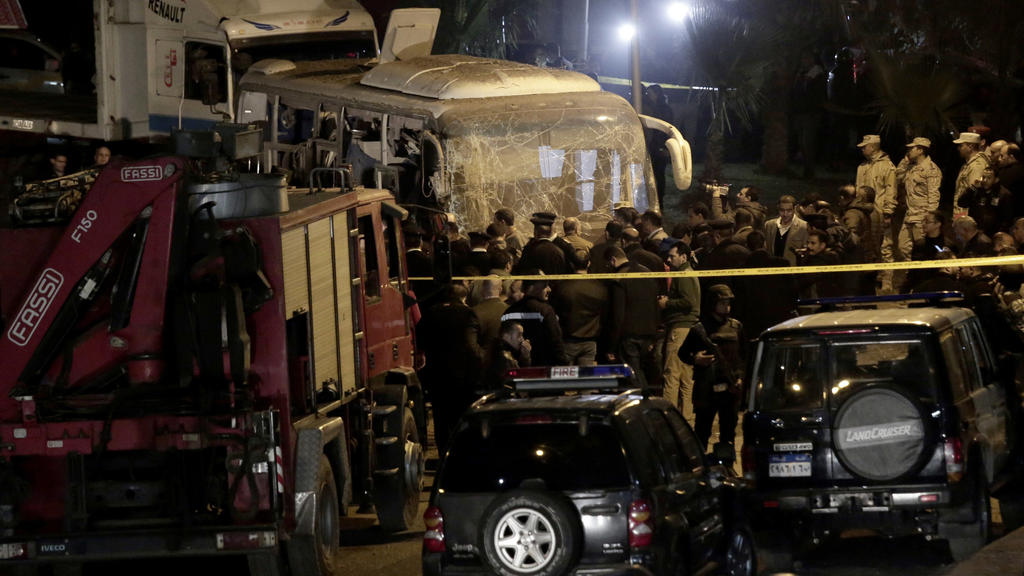 dpatopbilder - 28.12.2018, Ägypten, Gizeh: Sicherheitskräfte stehen nach einem Bombenanschlag auf einen Bus am Anschlagsort. Bei der Bombenexplosion in der Nähe der Pyramiden von Gizeh sind nach offiziellen Angaben zwei Urlauber getötet worden. Zehn 