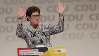07.12.2018, Hamburg: Die neu gewählte CDU-Vorsitzende Annegret Kramp-Karrenbauer winkt auf dem CDU-Bundesparteitag den Delegierten zu. (zu dpa "Die wichtigsten Ereignisse des Jahres 2018 - Dezember eins" vom 14.12.2018) Foto: Christian Charisius/dpa +++ dpa-Bildfunk +++