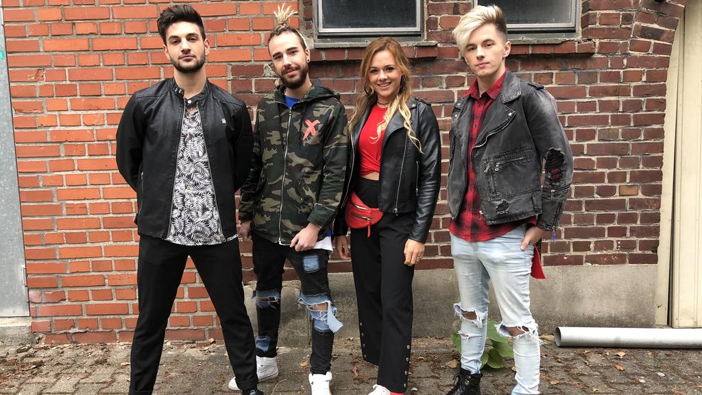 Die Bandmitglieder zusammen mit Schauspielerin Yvonne Pferrer.