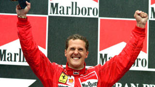 ARCHIV - 02.06.1996, Spanien, Barcelona: Der damalige Formel 1-Weltmeister Michael Schumacher jubelt auf dem Podium nach seinem Sieg für Ferrari beim Großen Preis von Spanien auf dem Circuit de Catalunya bei Barcelona.    (zu dpa "Im Namen des Vaters: Mick Schumacher als Erbe des Hypes" vom 01.01.2019) Foto: Harry Melchert/dpa +++ dpa-Bildfunk +++