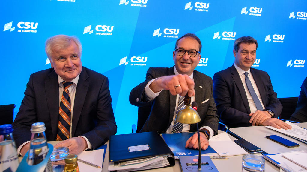 03.01.2019, Bayern, Seeon: Alexander Dobrindt (M), CSU-Landesgruppenchef, eröffnet die Winterklausur der CSU-Landesgruppe im Bundestag im Kloster Seeon. Neben ihm sitzen Horst Seehofer (CSU, l), Bundesinnenminister, und Markus Söder (CSU), Ministerpr