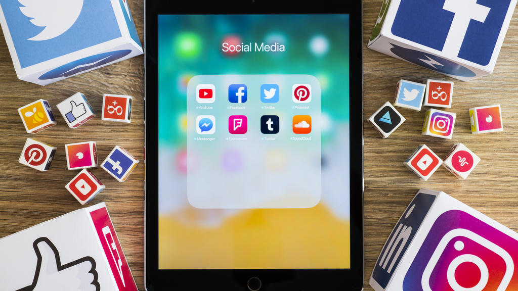 Ein Tablet mit verschiedenen Social Media Apps
