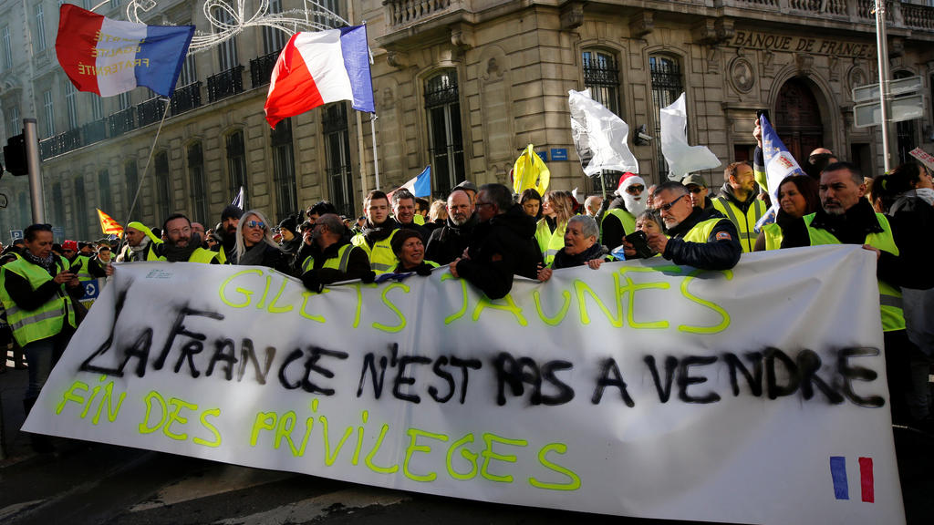 gelbwesten polizist von fahrrad getroffen frankreich