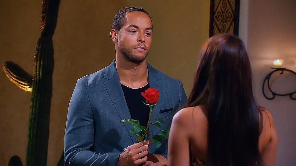 Als Andrej Isabell eine zweite Chance geben will, lehnt sie seine Rose ab.