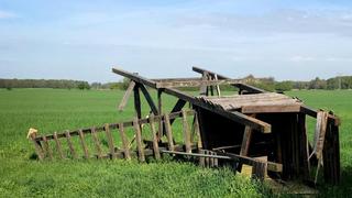 Zerstörter Hochsitz