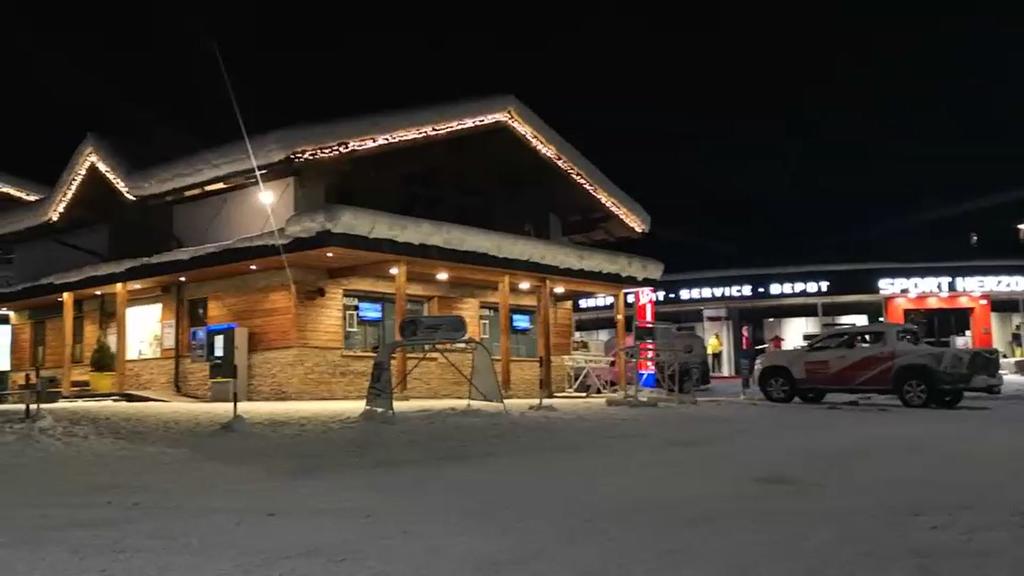 Das Schnee-Chaos in Bayern und Österreich hält die Region weiter in Atem. Im Ski-Gebiet Wildkogel in Österreich sind am Mittwoch sechs Jugendliche aus Halle (Saale) auf einer Piste von einer Lawine erfasst worden.