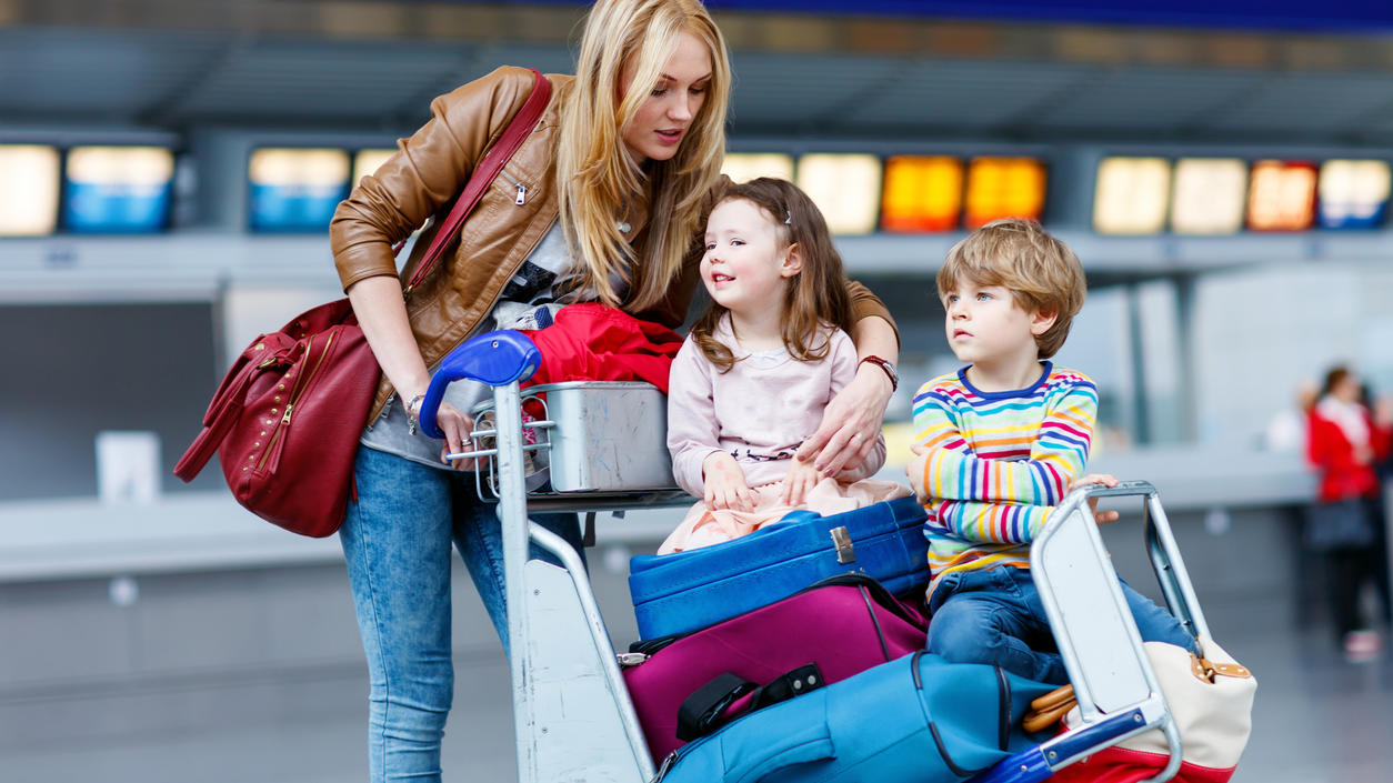 Eine Familie reist mit viel Gepäck.