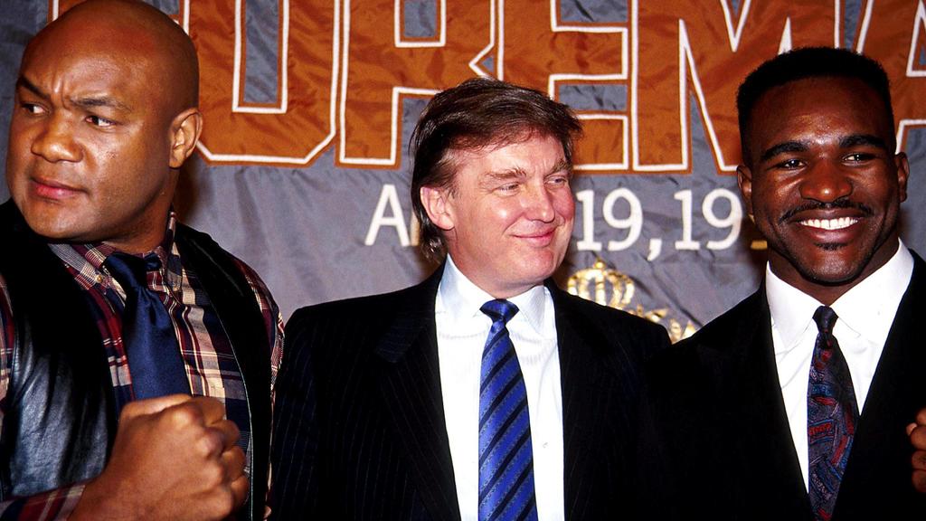 Jan. 1, 2011 - L0812 SD1120.GEORGE FOREMAN,DONALD TRUMP, .AND EVANDER HOLYFIELD press conference PK Pressekonferenz AT THE GRAND HYAT. JOHN BARRETT/ 1990 FILE PUBLICATIONxINxGERxSUIxAUTxONLY - ZUMAg49_Jan 1 2011 l0812 George Foreman Donald Trump and