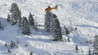 Die Bergrettung ist am 19.01.2015 in St. Anton am Arlberg nach einem Lawinenabgang im Einsatz. Eine Lawine hat eine Gruppe von Skifahrern aus Deutschland erfasst und mitgerissen. Zwei von ihnen kamen bei dem Unfall in St. Anton am Arlberg (Österreich) ums Leben. Ein dritter wurde nach Polizeiangaben vom Montag schwer verletzt; er wurde mit einem Hubschrauber in die Innsbrucker Klinik geflogen. Foto: ZEITUNGSFOTO.AT/APA/dpa +++(c) dpa - Bildfunk+++