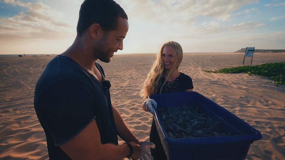 Die sind sooo süß! Andrej und Vanessa freuen sich über die Baby-Schildkröten.