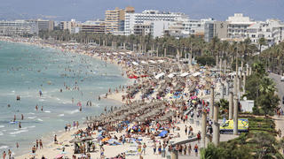 ARCHIV - 12.08.2018, Spanien, Palma: Ein Krankenwagen fährt auf den Strand von El Arenal, wo sich zahlreiche Touristen sonnen und baden. Der Strand ist eines der Hauptziele für deutsche und niederländische Touristen während der Sommersaison auf der Balearen-Insel Mallorca. Der heiße Sommer hat die Reiselust der Bundesbürger in diesem Jahr nicht gedämpft - im Gegenteil. (zu dpa «Tourismusverband BTW: Bundesbürger zum Jahreswechsel in Reiselaune») Foto: Clara Margais/dpa +++ dpa-Bildfunk +++