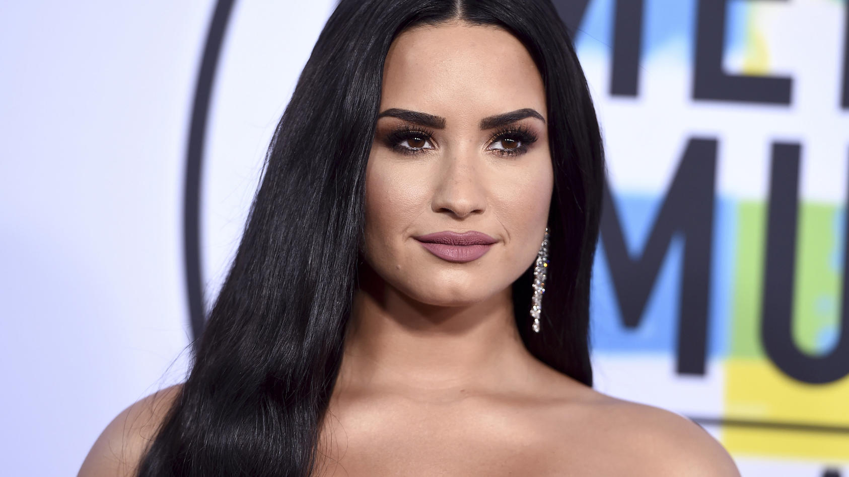 ARCHIV - 19.11.2017, USA, Los Angeles: Demi Lovato kommt zur Verleihung der American Music Awards. (zu dpa «Demi Lovato nach Entzug: «Dankbar, dass ich am Leben bin»» vom 22.12.2018) Foto: Jordan Strauss/Invision/AP/dpa +++ dpa-Bildfunk +++