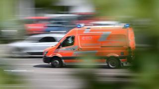 Ein Rettungswagen fährt eine Straße entlang