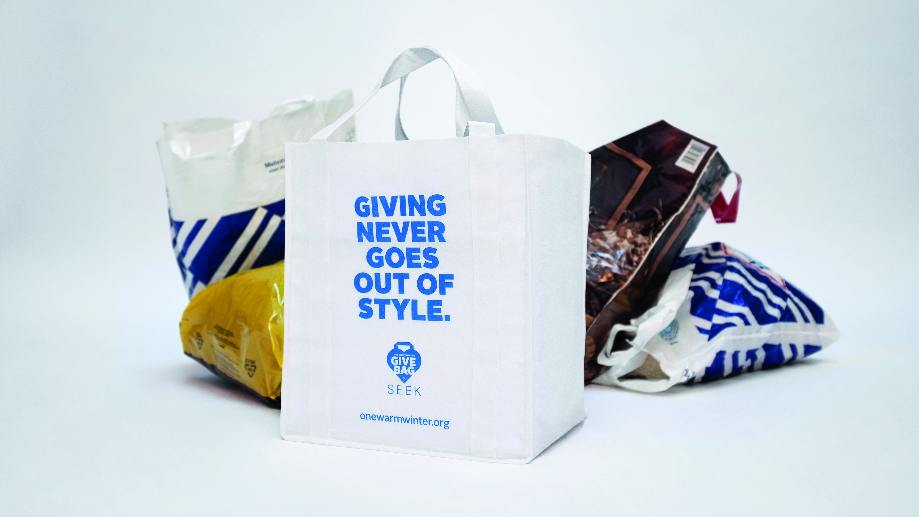Goodie-Bags für den guten Zweck: Aussteller der Mercedes Benz Fashion Week und Besucher spenden Kleidung für Obdachlose.