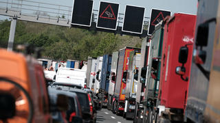 ARCHIV - 11.05.2016, Niedersachsen, Hannover: Fahrzeuge stehen auf der Autobahn A2 im Stau. Niedersachsen ist nach Angaben des ADAC Spitzenreiter bei der Gesamtstaumenge auf den Autobahnen im Norden. Foto: Peter Steffen/dpa +++ dpa-Bildfunk +++